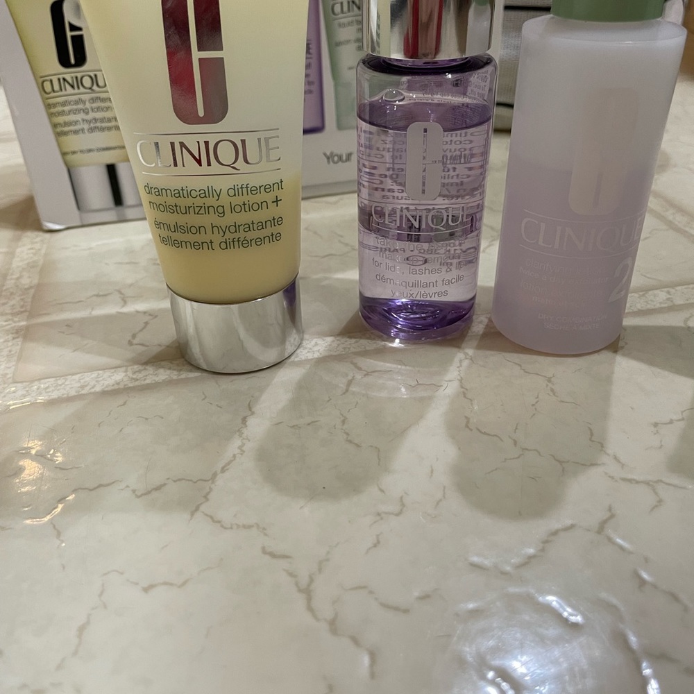 Clinique - Picture 2 of 13